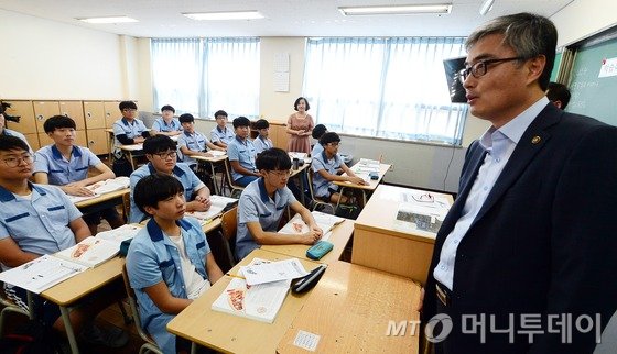 이영 교육부 차관이 22일 충남 공주시 봉황중학교를 방문해 폭염 속 전기요금 부족으로 매년 논란이 되는 찜통교실 현장을 점검하고 있다. 2016.8.22/뉴스1 <저작권자 © 뉴스1코리아, 무단전재 및 재배포 금지>