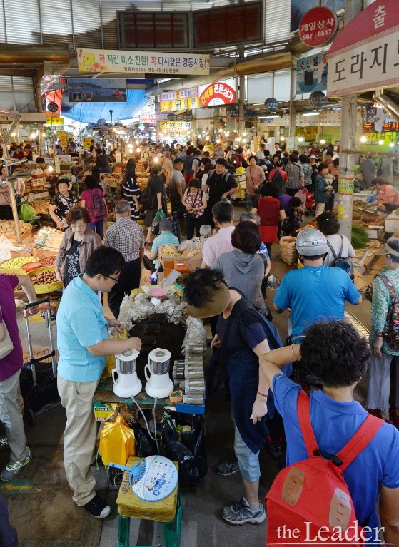제수용품 구매하는 시민들로 붐비는 전통시장