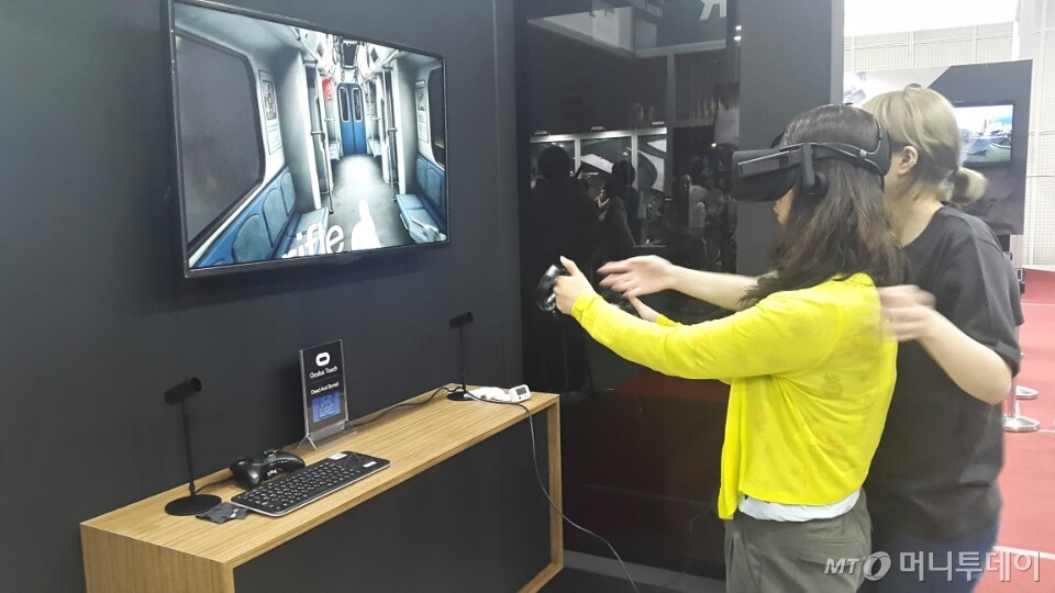 /오큘러스 부스에서 한 참가가자 게임을 시연하고 있다.