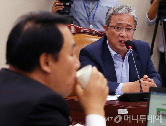 유성엽 국회 교문위원장이 7일 서울 여의도 국회에서 열린 교육문화체육관광위원회의 경기도교육청 등에 대한 국정감사에서 증인채택관련 발언을 하고 있다. 이날 국회 교문위에서 야당의원들은 미르·K스포츠재단 의혹의 핵심인물 중 하나로 꼽히는 최순실씨의 딸 대입특혜 의혹을 규명하기 위해 최경희 이화여대 총장을 증인으로 채택해야 한다고 요구했지만, 여당의원들은 야당이 정치공세를 위해 불필요한 증인채택을 요구한다며 대립각을 세웠다. 2016.10.7/뉴스1 <저작권자 © 뉴스1코리아, 무단전재 및 재배포 금지>