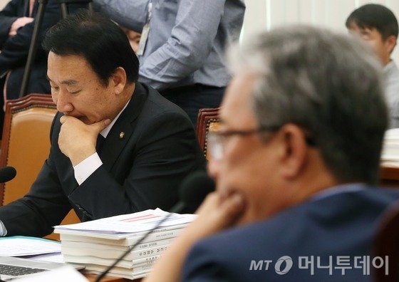 염동열 새누리당 교문위 간사와 유성엽 교문위원장이 7일 서울 여의도 국회에서 열린 교육문화체육관광위원회의 경기도교육청 등에 대한 국정감사에서 턱에 손을 괴고 생각에 잠겨 있다. 이날 국회 교문위에서 야당의원들은 미르·K스포츠재단 의혹의 핵심인물 중 하나로 꼽히는 최순실씨의 딸 대입특혜 의혹을 규명하기 위해 최경희 이화여대 총장을 증인으로 채택해야 한다고 요구했지만, 여당의원들은 야당이 정치공세를 위해 불필요한 증인채택을 요구한다며 대립각을 세웠다. 2016.10.7/뉴스1 <저작권자 © 뉴스1코리아, 무단전재 및 재배포 금지>