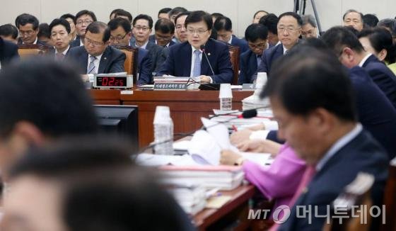 최양희 미래창조과학부 장관이 7일 서울 여의도 국회에서 열린 미래창조과학방송통신위원회 미래창조과학부 등에 대한 국정감사에서 의원들 질의에 답하고 있다./사진=이기범 기자