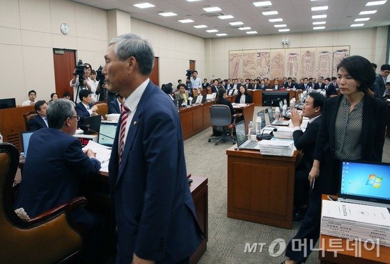 7일 서울 여의도 국회에서 열린 교육문화체육관광위원회의 경기도교육청 등에 대한 국정감사에서 증인채택 관련 야당의원들의 정회 요청에 염동열 새누리당 간사를 제외한 여당 의원들이 퇴장을 하고 있다. 이날 국회 교문위에서 야당의원들은 미르.K스포츠재단 의혹의 핵심인물 중 하나로 꼽히는 최순실씨의 딸 대입특혜 의혹을 규명하기 위해 최경희 이화여대 총장을 증인으로 채택해야 한다고 요구했지만, 여당의원들은 야당이 정치공세를 위해 불필요한 증인채택을 요구한다며 대립각을 세웠다. 2016.10.7/뉴스1