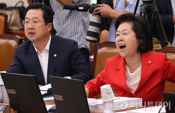 31일 오전 서울 여의도 국회에서 열린 국회 교육문화체육관광위원회 전체회의 문화체육관광부 장관 후보자의 인사청문회에서 이은재, 이장우 새누리당 의원이 유성엽 위원장의 사퇴를 촉구 하며 야당 의원들과 논쟁을 벌이고 있다. 당초 오전 10시에 열기로 했던 회의는 55분이 지난 오전 10시55분 개의해, 조윤선 후보자의 선서도 듣지 못한 채 정회했다. 여당 의원들은 지난 29일 야당이 누리과정 지원 명목으로 6000억원의 예산을 단독으로 증액·의결한 것에 강하게 반발, 유성엽 위원장의 사퇴를 요구하고 나섰다. 2016.8.31/뉴스1 <저작권자 © 뉴스1코리아, 무단전재 및 재배포 금지>