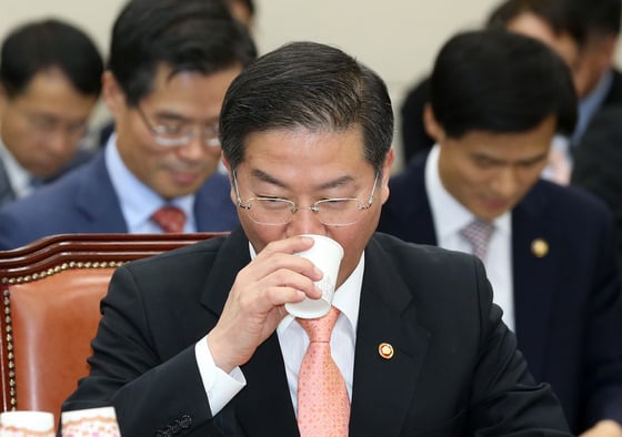 성영훈 국민권익위원장이 10일 오전 서울 여의도 국회에서 열린 정무위원회의 국민권익위, 국가보훈처 등에 대한 국정감사에서 물을 마시고 있다./뉴스1