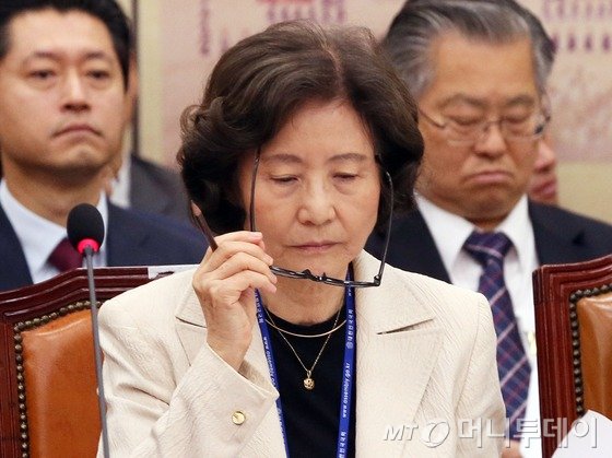 박명진 한국문화예술위원장이 10일 서울 여의도 국회에서 열린 교육문화체육관광위원회 국정감사에서 안경을 고쳐쓰고 있다. 2016.10.10/뉴스1 <저작권자 © 뉴스1코리아, 무단전재 및 재배포 금지>