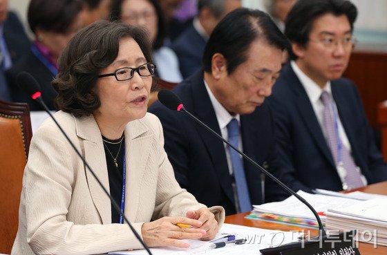 박명진 문화예술위원장이 10일 서울 여의도 국회에서 열린 교육문화체육관광위원회의 문체부 산하 유관기관 국정감사에서 의원들의 질의에 답변하고 있다. 2016.10.10/뉴스1 <저작권자 © 뉴스1코리아, 무단전재 및 재배포 금지>