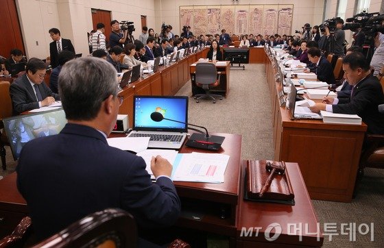 박명진 문화예술위원장이 10일 서울 여의도 국회에서 열린 교육문화체육관광위원회의 문체부 산하 유관기관 국정감사에서 의원들의 질의에 답변하고 있다. 2016.10.10/뉴스1  <저작권자 © 뉴스1코리아, 무단전재 및 재배포 금지>