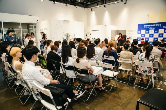 '낯선 여행을 위한 안내서' 팝업스토어 사진