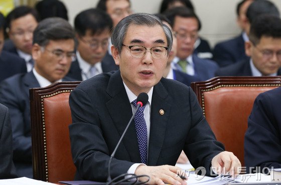 정재찬 공정거래위원장이 11일 오전 서울 여의도 국회에서 열린 정무위원회 국정감사에서 의원들의 질의에 답하고 있다. 2016.10.11/뉴스1 <저작권자 © 뉴스1코리아, 무단전재 및 재배포 금지>