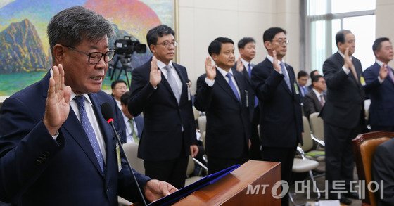 김헌탁 두산중공업 부사장과 기업 증인들이 11일 서울 여의도 국회에서 열린 정무위원회 국정감사에서 증인선서를 하고 있다. 왼쪽부터 김 부사장, 최규복 유한컴벌리 대표이사, 장득수 한국상조공제조합 이사장, 우무현 GS건설 부사장, 김기유 태광그룹 경영기획 관리실장, 곽진 현대자동차그룹 부사장, 뒷줄 황현식 LG유플러스 PS본부장. 2016.10.11/뉴스1