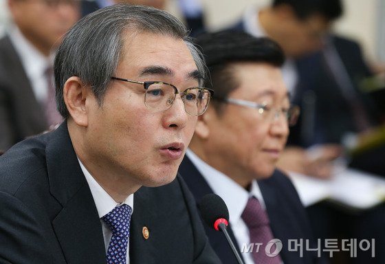 정재찬 공정거래위원장이 11일 오전 서울 여의도 국회에서 열린 정무위원회 국정감사에서 의원들의 질의에 답하고 있다. 2016.10.11/뉴스1