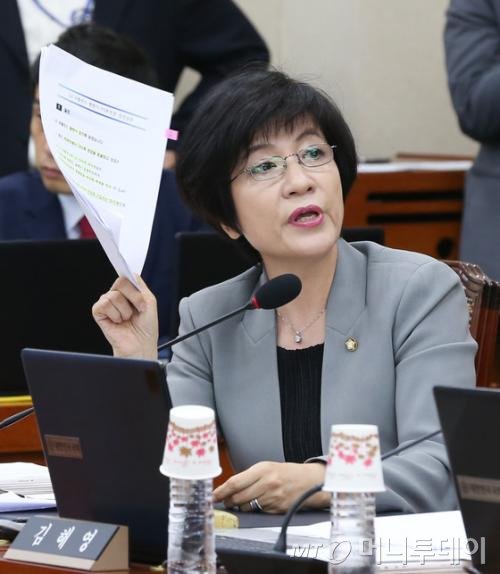 김영주 더불어민주당 의원이 11일 서울 여의도 국회에서 열린 정무위원회 국정감사에서 황현식 LG유플러스 PS본부장에게 질의를 하고 있다. 2016.10.11/뉴스1