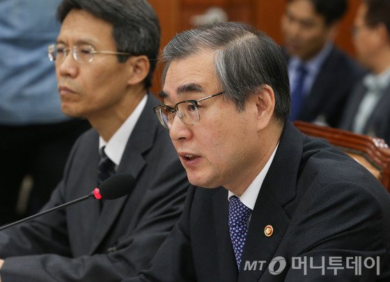 정재찬 공정거래위원장이 11일 오전 서울 여의도 국회에서 열린 정무위원회 국정감사에서 의원들의 질의에 답하고 있다. 2016.10.11/뉴스1