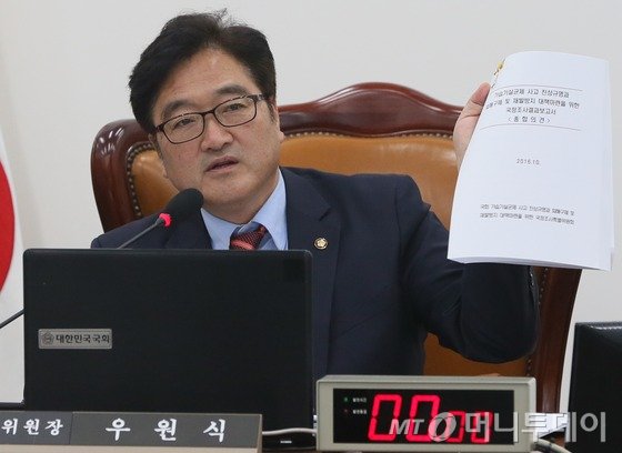 전국패션소상공인연합회 소속 중소상인들이 지난 6월21일 서울 소공동 롯데백화점 본점 앞에서 열린 '군산·목포·무안 롯데복합쇼핑몰 입점 규탄' 집회에서 소상공인의 죽음을 뜻하는 상여 퍼포먼스를 펼치고 있다. 참가자들은 이 자리에서 "거대 자본을 앞세운 '롯데쇼핑몰'의 무차별적 지역경제 침탈 행위가 전국의 전통시장, 골목슈퍼, 소상공인 등의 생존권을 위협하고 있다"고 밝혔다. 2016.6.21/뉴스1  <저작권자 © 뉴스1코리아, 무단전재 및 재배포 금지>