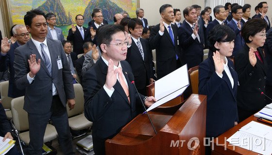 10일 오전 서울 여의도 국회에서 열린 정무위원회의 국정감사에서 성영훈 국민권익위원장이 선서를 하고 있다. 앞줄 오른쪽 두번째가 윤주경 독립기념관장. 2016.10.10/뉴스1