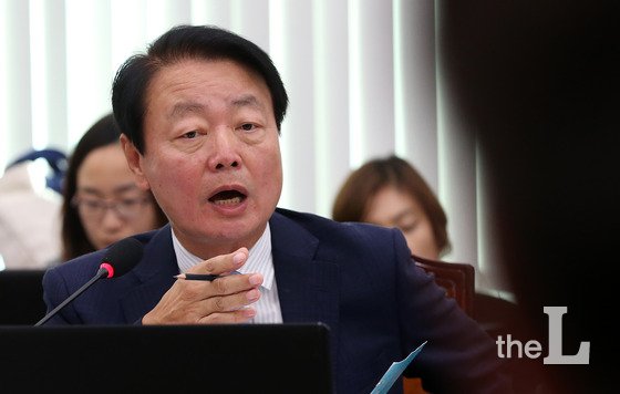 한선교 새누리당 의원이 13일 오전 서울 여의도 국회에서 열린 교육문화체육관광위원회 국정감사에서 야당 의원들과 논쟁을 벌이고 있다. /사진=뉴스1