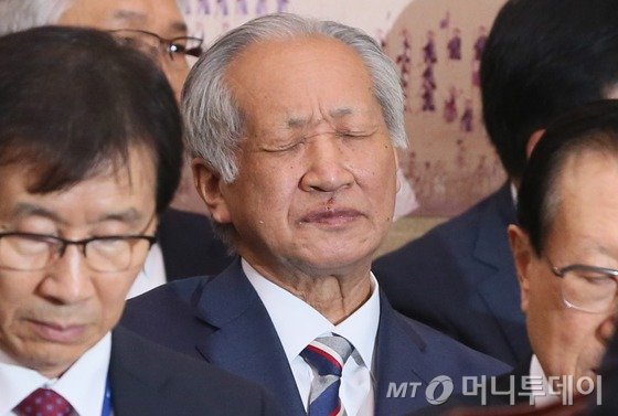 이기동 한국학중앙연구원장이 14일 서울 여의도 국회에서 열린 교육문화체육관광위원회 국정감사에 출석하고 있다. 이기동 한국학중앙연구원장은 지난 30일 교문위 국정감사에서 "새파랗게 젊은 것들" 발언으로 물의를 빚었다. 2016.10.14/뉴스1  <저작권자 © 뉴스1코리아, 무단전재 및 재배포 금지>