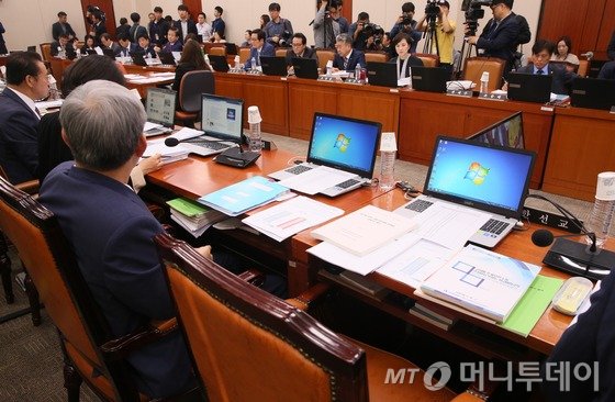 14일 서울 여의도 국회에서 열린 교육문화체육관광위원회 국정감사에 한선교 새누리당 의원이 불참해 자리가 비어 있다. 한선교 의원은 지난 13일 교문위 국감에서 유은혜 더불어민주당 의원에게 "내가 그렇게 좋아" 발언으로 논란을 빚어, 야당 의원들은 이날 "한선교 의원의 상임위원회를 이동하거나 자리를 교체해야 한다"고 주장했다. 2016.10.14/뉴스1  <저작권자 © 뉴스1코리아, 무단전재 및 재배포 금지>