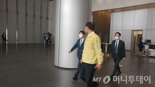 삼성 그룹은 19일 오후 2~3시 서초사옥에서 서울 일대에 진도 6.8의 강진이 발생한 경우를 가정한 지진대피 훈련을 실시했다. 김창수 삼성생명 사장(왼쪽)이 대피 훈련에 동참중이다.