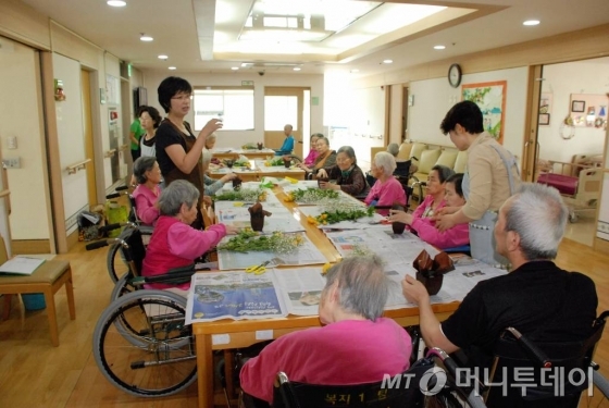 시립중랑노인전문요양원에 입소한 어르신들이 원예치료수업을 받고 있다./사진제공=도우누리
