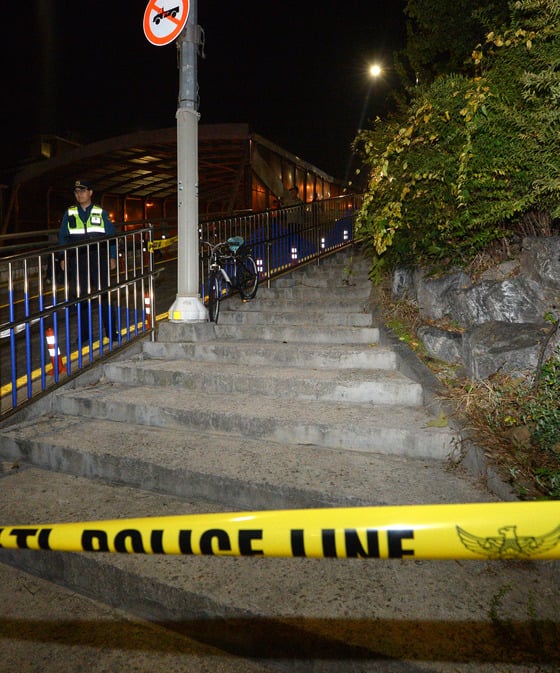 19일 강북구 오패산터널 인근에서 용의자와 경찰관 사이에 총격전이 벌어진 현장이 통제돼있다. 서울 강북경찰서는 이날 오후 6시30분쯤 총격전이 벌어져 번동파출소 소속 경찰관 김모 경위 1명이 사망했다고 밝혔다. 용의자 성모씨는 오패산터널 인근으로 도주했다가 현장에서 검거됐다./사진=뉴스1