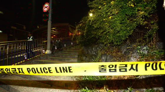 19일 오후 경찰과 성씨 간 총격전이 벌어진 서울 강북구 오패산 인근 현장에 폴리스라인이 쳐져있다./ 사진제공=뉴스1