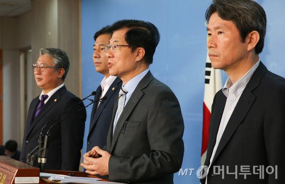 국회 정보위원회 소속 더불어민주당 의원들이 20일 서울 여의도 국회 정론관에서 이완영 정보위 새누리당 간사의 '거짓브리핑' 관련 기자회견을 하고 있다. 이들은 이날 서울 내곡동 국가정보원에서 열린 국정원 대상 국정감사를 마친 뒤, 오후 8시10분께부터 있었던 언론 브리핑에서 이 의원이 이병호 국정원장과의 질의응답 내용을 왜곡해 언론에 전했다고 주장했다. 왼쪽부터 조응천, 김병기, 신경민, 이인영. /사진=뉴스1