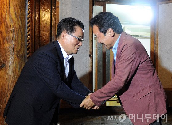 박지원 국민의당 비상대책위원장 겸 원내대표가 27일 오후 전남 강진군 군동면 한 식당에서 손학규 전 민주당 상임고문과 만나 이야기를 나눈 뒤 악수를 하고 있다. 2016.8.27/뉴스1 <저작권자 © 뉴스1코리아, 무단전재 및 재배포 금지>