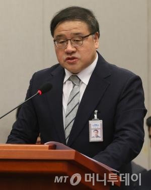 안종범 청와대 정책조정수석이 21일 서울 여의도 국회에서 열린 운영위원회의 대통령비서실, 국가안보실, 대통령 경호실 등에 대한 국정감사에서 업무보고를 하고 있다. 2016.10.21/뉴스1  <저작권자 © 뉴스1코리아, 무단전재 및 재배포 금지>