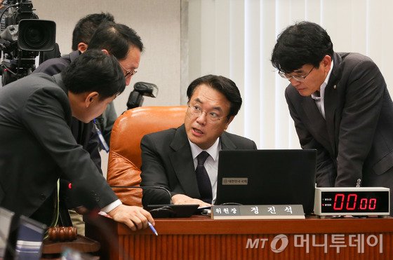 21일 서울 여의도 국회에서 열린 운영위원회의 대통령비서실, 국가안보실, 대통령 경호실 등에 대한 국정감사에서 정진석 위원장과 여야3당 간사가 대화를 나누고 있다. 이날 정 위원장은 우병우 민정수석의 국정감사 출석과 관련 "최종 입장을 4시 30분까지 밝혀달라"고 요구했다. 2016.10.21/뉴스1  <저작권자 © 뉴스1코리아, 무단전재 및 재배포 금지>