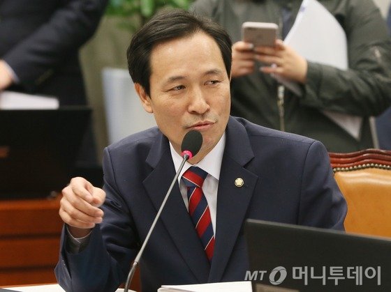 우상호 더불어민주당 원내대표가 21일 서울 여의도 국회에서 열린 운영위원회의 대통령비서실, 국가안보실, 대통령 경호실 등에 대한 국정감사에서 질의를 하고 있다.2016.10.21/뉴스1  <저작권자 © 뉴스1코리아, 무단전재 및 재배포 금지>