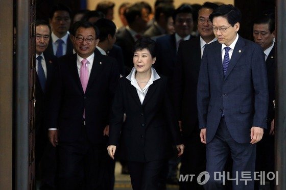 박근혜 대통령이 24일 서울 여의도 국회에서 2017년도 예산안 시정연설을 마친 뒤 새누리당 이정현 대표, 정진석 원내대표 등과 함께 본회의장을 나서고 있다.박 대통령은 이날 “임기 내에 헌법 개정을 완수하기 위해 정부 내에 헌법 개정을 위한 조직을 설치해서 국민의 여망을 담은 개헌안을 마련하도록 하겠다”고 말했다. 2016.10.24/뉴스1  <저작권자 © 뉴스1코리아, 무단전재 및 재배포 금지>