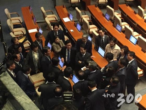 국민의당 의원들이 24일 대통령 시정연설 직후 회의장에 모여 대책을 논의하고 있다./사진=우경희 기자