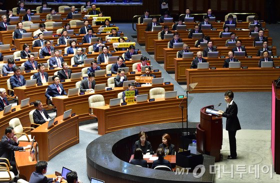 25일 청와대 앞 교차로 신호등에 빨간 불이 켜져있다. 청와대 비선실세 의혹을 받고 있는 최순실 씨가 박근혜 대통령의 각종 연설문을 사전에 받아봤다는 의혹 보도가 터져나왔다. 청와대는 지난 24일 보도 직후 심야 긴급대책회의를 가졌지만 아직 공식입장을 내놓지 않고 있다. 2016.10.25/뉴스1 <저작권자 © 뉴스1코리아, 무단전재 및 재배포 금지>