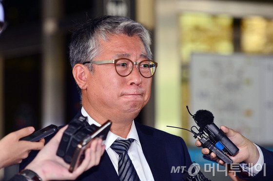 '청와대 문건유출' 사건에 연루돼 재판에 넘겨진 조응천 전 청와대 공직기강비서관이 29일 오후 서울 서초구 서울고등법원에서 열린 '대통령기록물법 위반 등 항소심 선고 공판'에서 무죄를 선고 받은 뒤 취재진과 인터뷰를 하고 있다. 조 전 비서관은 박관천 경정과 공모해 2013년 6월부터 2014년 1월까지 청와대 내부문건 17건을 무단 유출한 혐의로 지난해 1월 기소됐다. 2016.4.29/뉴스1  <저작권자 © 뉴스1코리아, 무단전재 및 재배포 금지>