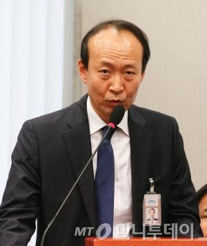 박영선 더불어민주당 의원이 14일 오후 서울 여의도 국회에서 열린 기획재정위원회 종합감사에서 질의를 하고 있다. 2016.10.14/뉴스1