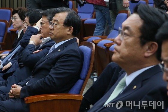 이정현 새누리당 대표를 비롯한 최고위원들과 정진석 원내대표가 26일 서울 여의도 국회에서 열린 '최순실 비선실세 국정개입 의혹' 파문에 대한 대응 방안과 후속 조치 논의를 위한 긴급 의원총회에 참석하고 있다. 2016.10.26/뉴스1  <저작권자 © 뉴스1코리아, 무단전재 및 재배포 금지>