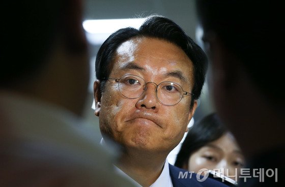 정진석 새누리당 원내대표가 26일 오후 서울 여의도 국회에서 열린 의원총회를 마친 뒤 기자들의 질의를 듣고 있다. 2016.10.26/뉴스1  <저작권자 © 뉴스1코리아, 무단전재 및 재배포 금지>