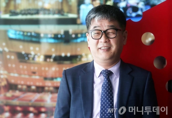 이승엽 세종문화회관의 사장실은 1층 서비스플라자와 같은 층에 있다. 보통 가장 높은 층에 사장실이 위치한 것과 사뭇 다른 풍경이다. 그는 핫라인, 애플리케이션 등 직원들과의 소통창구를 다양하게 열어놓고 정보를 공유하는 것에 중점을 둔다. /사진=홍봉진 기자