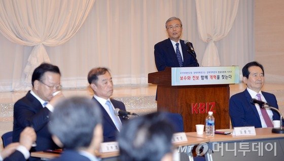 더불어민주당 김종인 전 비상대책위원회 대표가 27일 오전 서울 여의도 중소기업중앙회에서 열린 국가미래연구원 주최 '보수와 진보, 함께 개혁을 찾다 - 국가운영체제와 개헌' 토론회에서 축사를 하고 있다.   박근혜 대통령이 지난 24일 내년도 예산안 시정연설에서 개헌 추진 의지를 밝힌 직후 '최순실 파문'이 터져 정치권의 개헌 동력이 떨어진 상황이어서, 이번 토론회가 개헌 이슈를 재점화하는 데 기여할 수 있을지 관심이 모아진다. 2016.10.27/뉴스1  <저작권자 © 뉴스1코리아, 무단전재 및 재배포 금지>