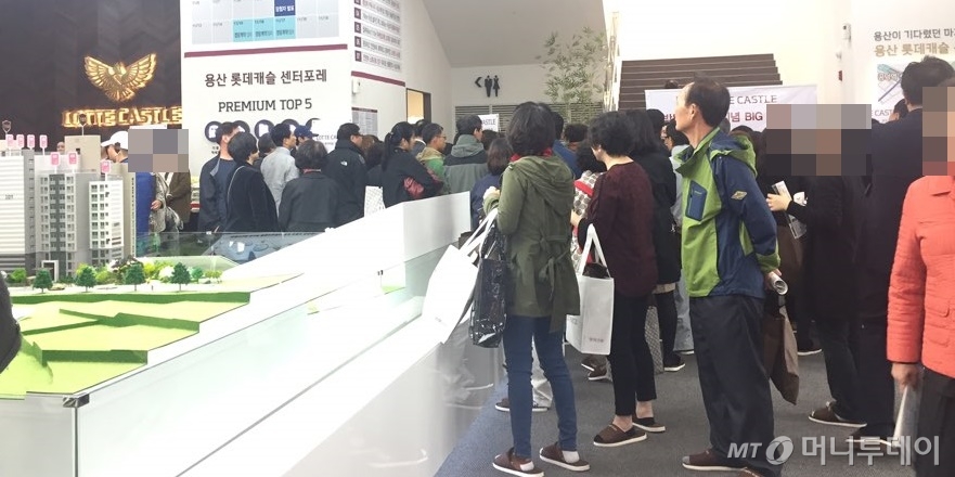 지난 28일 서울 용산구 갈월동에 위치한 '용산 롯데캐슬 센터포레' 모델하우스 앞에 방문 대기줄이 늘어서 있다./사진=배규민 기자