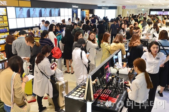 유커들이 서울 중구 롯데백화점 면세점에서 쇼핑을 즐기고 있다./사진=뉴스1