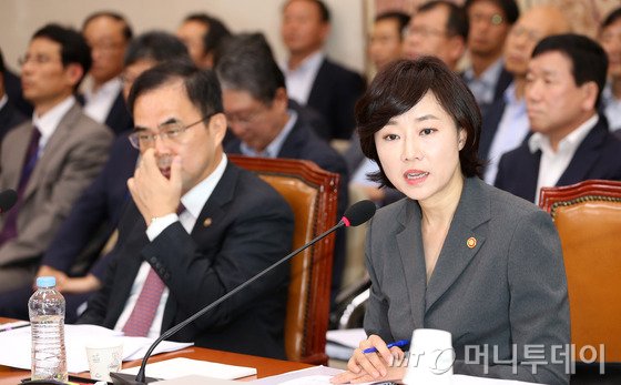 조윤선 문화체육관광부 장관이 27일 오전 서울 여의도 국회에서 열린 교육문화체육관광위원회 국정감사에서 야당 의원들의 미르·K스포츠 재단과 관련한 질의에 답변하고 있다. 2016.9.27/뉴스1  <저작권자 © 뉴스1코리아, 무단전재 및 재배포 금지>