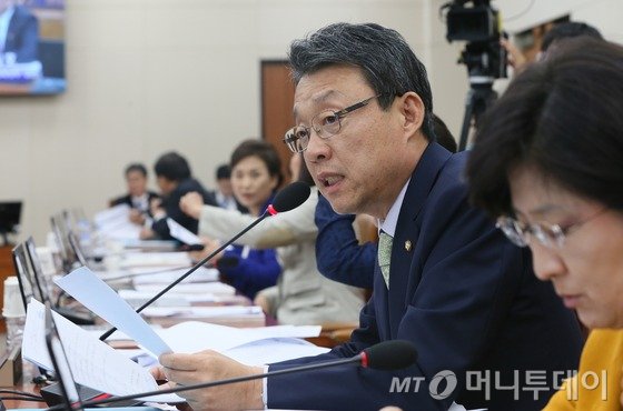 김성식 국민의당 의원이 12일 서울 여의도 국회에서 열린 기획재정위원회 국정감사에서 질의를 하고 있다. 2016.10.12/뉴스1  <저작권자 © 뉴스1코리아, 무단전재 및 재배포 금지>