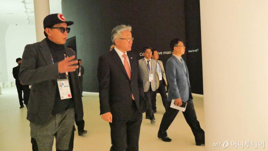 지난해 '밀라노 엑스포' 한국관에서 만난 차은택(왼쪽) 감독과 김종덕 문화체육관광부 장관(왼쪽에서 두번째). 두 사람은 제자와 스승 관계로도 알려졌다. /밀라노=김고금평