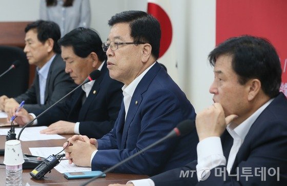 김광림 새누리당 정책위의장이 27일 서울 여의도 국회에서 열린 새누리당 긴급 10대 민생 과제 추진본부장 회의에서 모두 발언을 하고 있다. 2016.9.27/뉴스1  <저작권자 © 뉴스1코리아, 무단전재 및 재배포 금지>