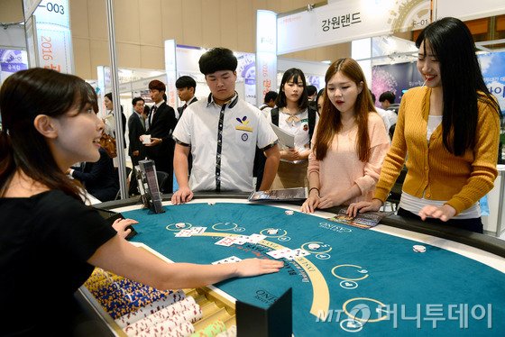 1일 오후 서울 강남구 삼성동 코엑스에서 열린 2016 관광산업 채용박람회를 찾은 학생들이 카지노 산업 체험을 하고 있다. 2016.9.1/뉴스1 <저작권자 © 뉴스1코리아, 무단전재 및 재배포 금지>