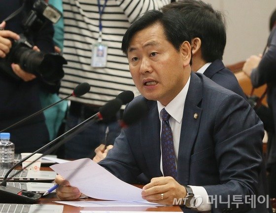 김관영 국민의당 원내수석부대표가 26일 서울 여의도 국회에서 열린 운영위원회 전체회의에서 발언을 하고 있다. 이날 국회 운영위는 국정감사 출석을 거부한 우병우 청와대 민정수석 고발 안을 의결했다. 2016.10.26/뉴스1 <저작권자 © 뉴스1코리아, 무단전재 및 재배포 금지>