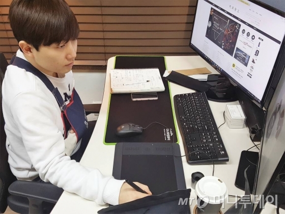 왼팔을 못쓰는 심학수 주임은 커피창고에서 웹디자이너로 맹활약중이다./사진제공=커피창고